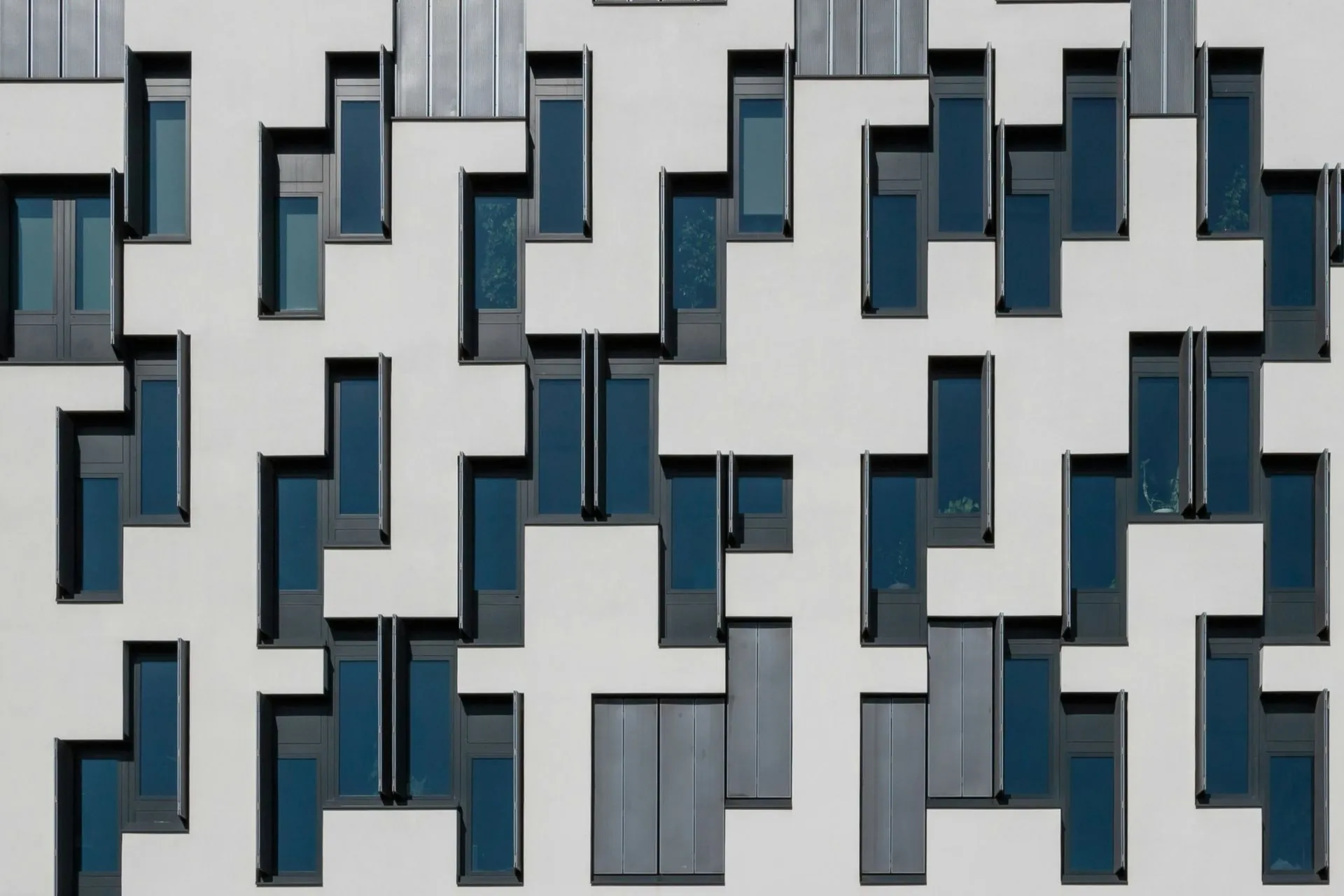 Fachada de un edificio de viviendas con ventanas alternas